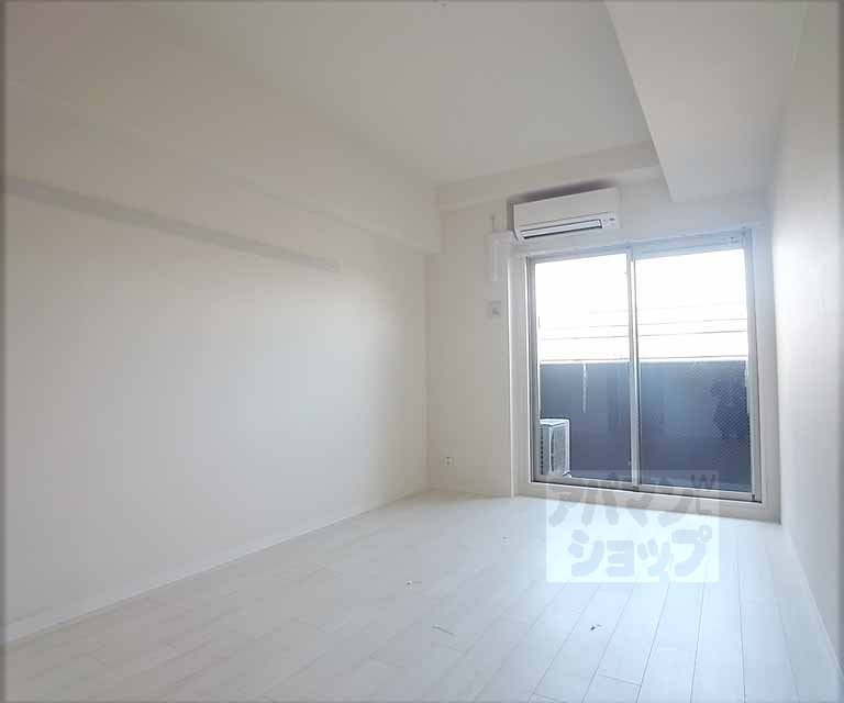 居室・リビング　白っぽい床がオシャレな雰囲気です。