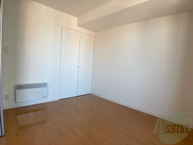 その他部屋・スペース　別の角度から洋室を撮影しました。日射しがあり明るい印象。