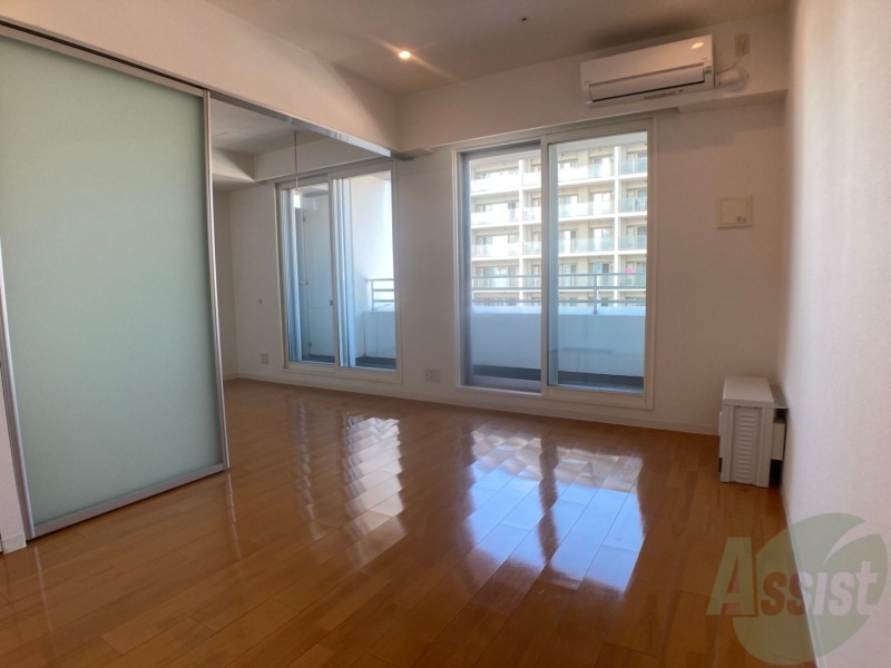 居室・リビング　９．６帖の洋室です。広々として、きれいですね。