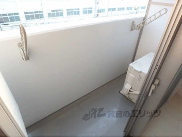 バルコニー　窓