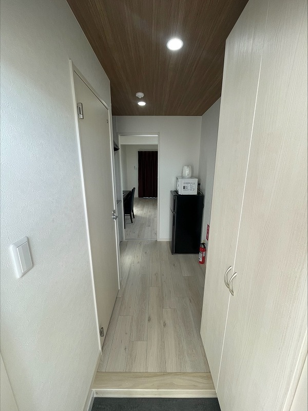 玄関　現状優先。