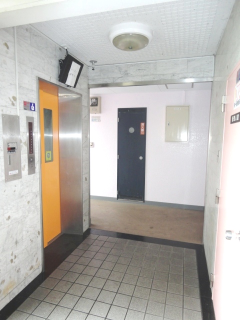 エントランス　落ち着いたエントランスです