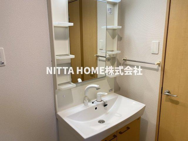 洗面設備　シャワー付き洗面化粧台で身支度はバッチリ◎