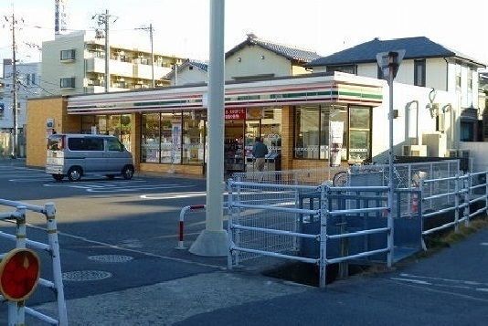 コンビニ　セブンイレブン（コンビニ）まで550m