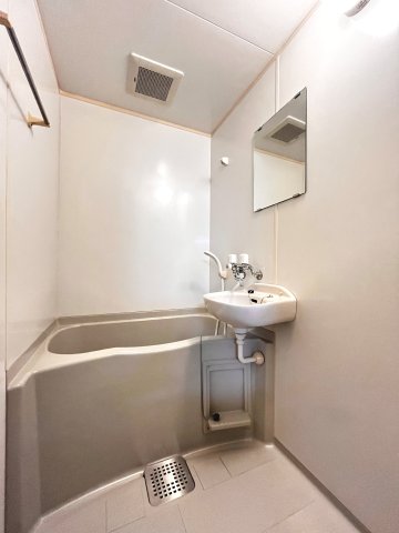 バス・シャワールーム　別部屋の写真です。