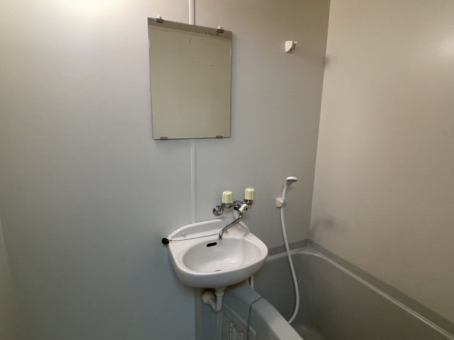 洗面設備　浴室内の洗面スペースです