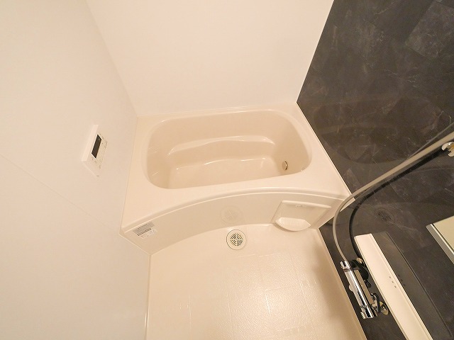 バス・シャワールーム　コンパクトで使いやすいお風呂です