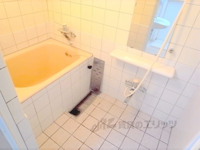 バス・シャワールーム　清潔感のあるお風呂です。