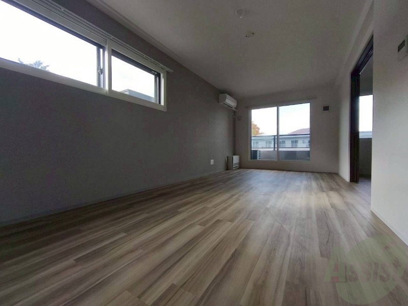 居室・リビング　フローリングや壁の色がお洒落な印象のリビングです。