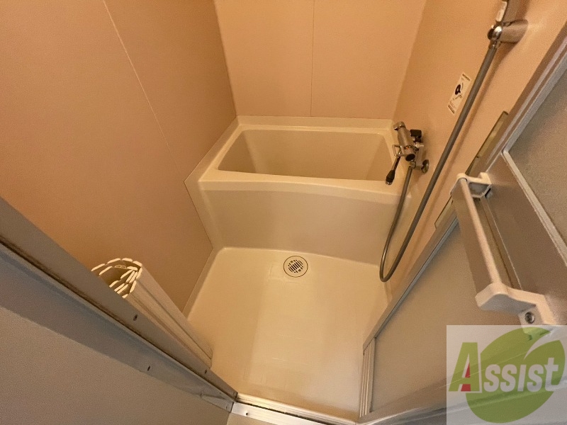 バス・シャワールーム　バスルームは狭すぎず、シャワーも浴びやすそうです。