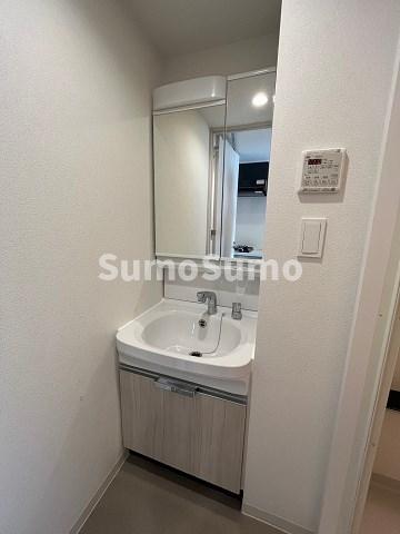 洗面設備　ゆったりとスペースのある洗面所