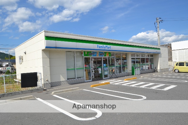 コンビニ　ファミリーマート（コンビニ）まで812m