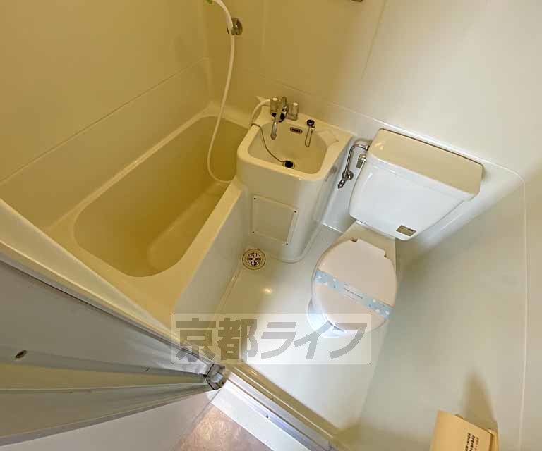 バス・シャワールーム　スッキリとした３点ユニットバスです。