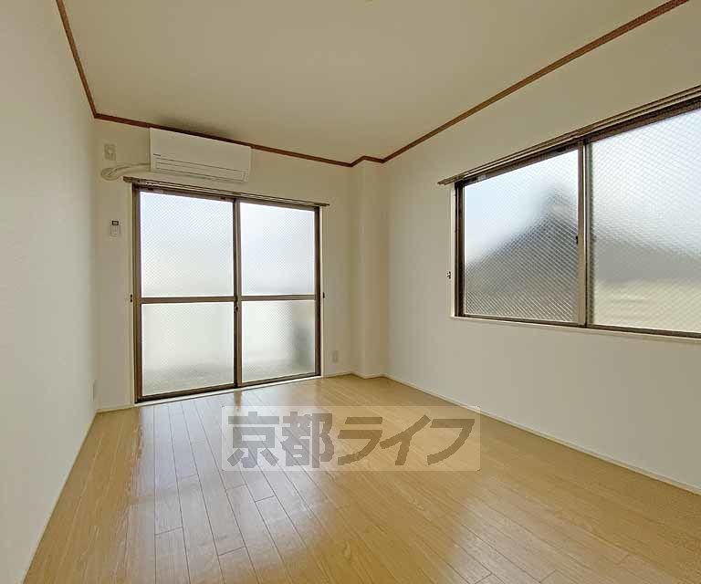 居室・リビング　最上階、角部屋の２面窓のあるお部屋です。東にも窓があり...