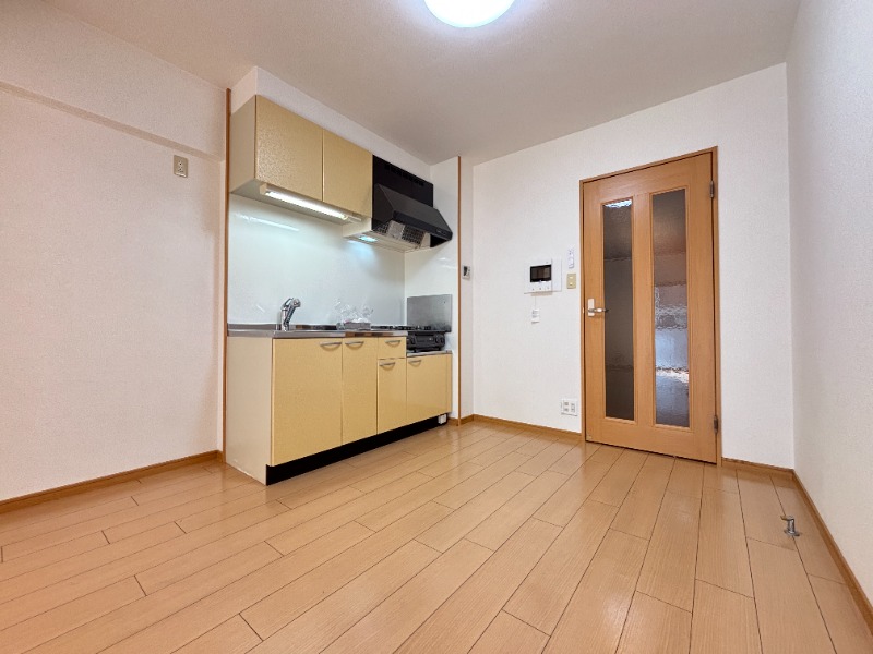 居室・リビング　６０３号室　写真