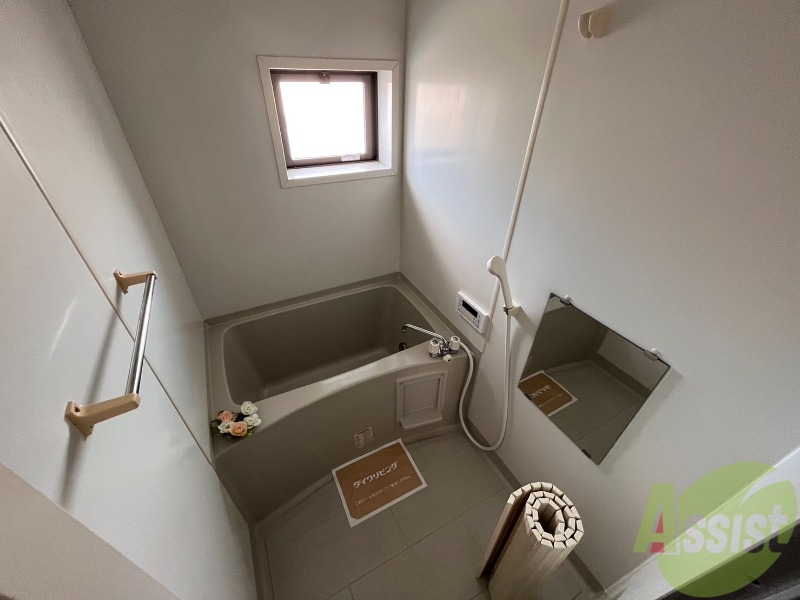 バス・シャワールーム　小窓付きで明るいバスルーム。疲れを癒すのに十分な広さです。