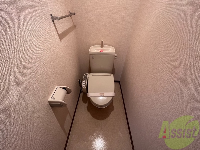 トイレ　温水洗浄暖房便座のトイレです。シンプルで清潔感がありますね。