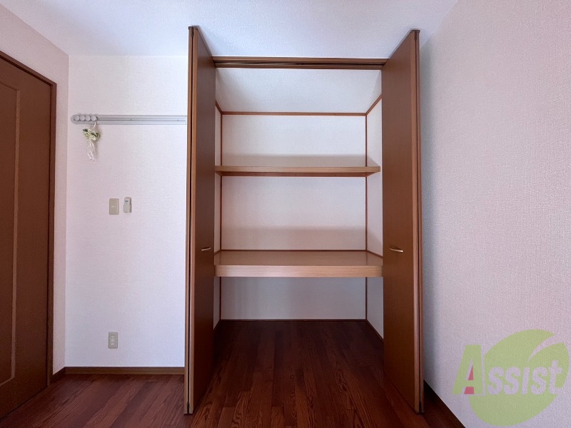 収納　６帖の洋室にあるクローゼットです。三段で使いやすそうです。