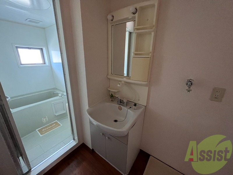 洗面設備　人気の独立洗髪洗面化粧台です。収納が多く使いやすそうですね。