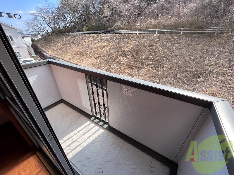 バルコニー　広々としたバルコニーです。洗濯物を干すのに困らないですね。