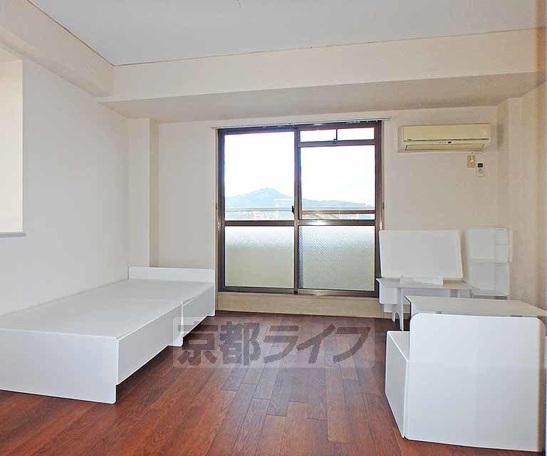 居室・リビング　キレイな８帖の洋室です。