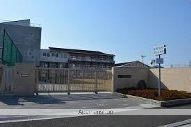 小学校　坂出市立坂出小学校（小学校）まで570m