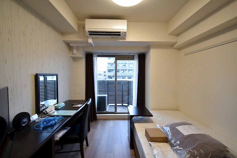 居室・リビング　デスクやＴＶも付いてます★