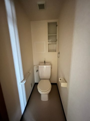 トイレ　別号室画像。ご参考下さい