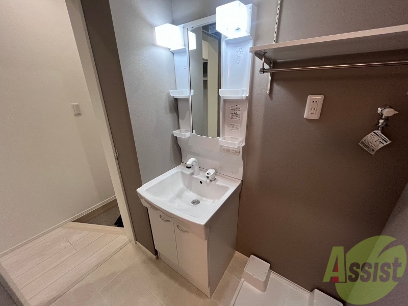 洗面設備　洗面台は独立洗面台です。毎日の身支度が楽しくなりそうですね。