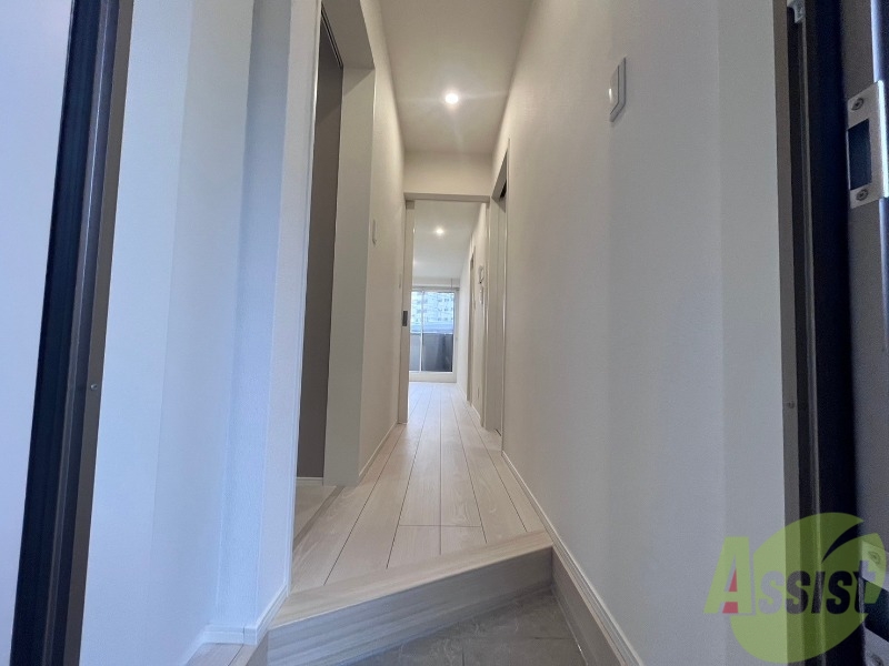 玄関　玄関から撮影しました。お部屋の明るさが伝わりますね。