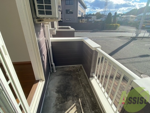 バルコニー　バルコニーはコチラ。幅があって良いですね。