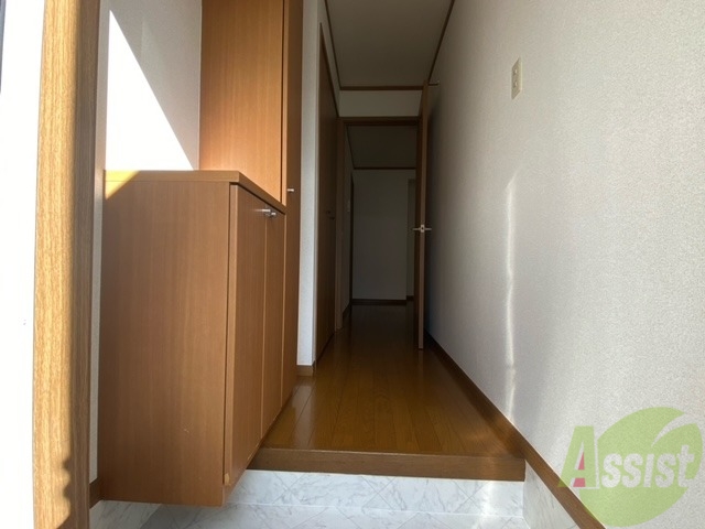 玄関　外から玄関を撮影してみました。広いリビングに繋がっています。