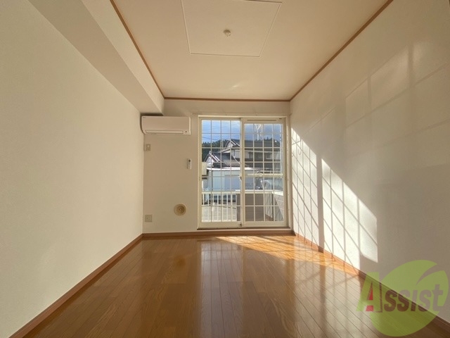 居室・リビング　リビングはこんな感じです。窓が大きくて良く陽が入ってきます