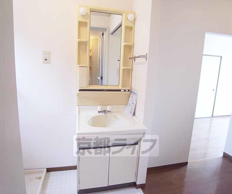 洗面設備　窓のある明るい洗面所