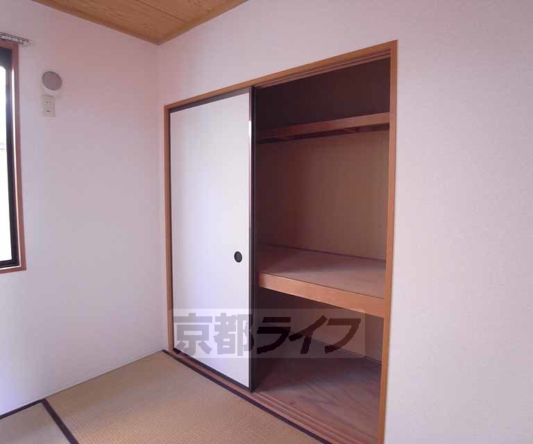 収納　和室の広めの押入れ。