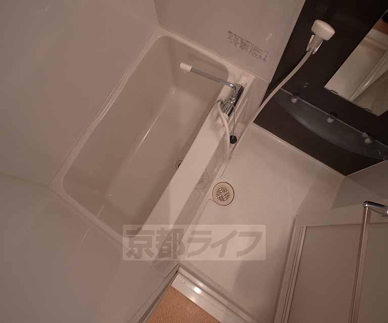 バス・シャワールーム　広々としたバスルームです。