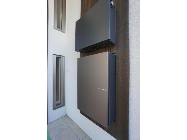 その他　玄関に宅配ボックス付き