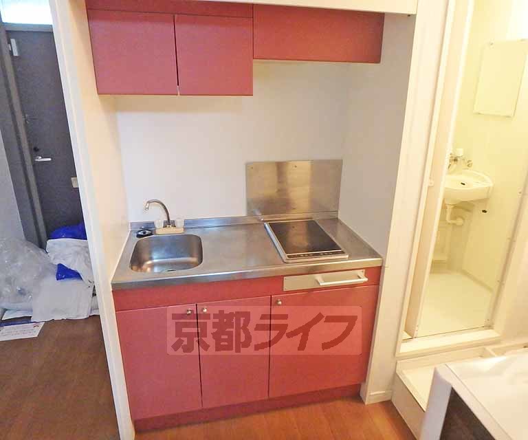 キッチン　嬉しいＩＨコンロ。一人暮らしにピッタリのサイズ感です。