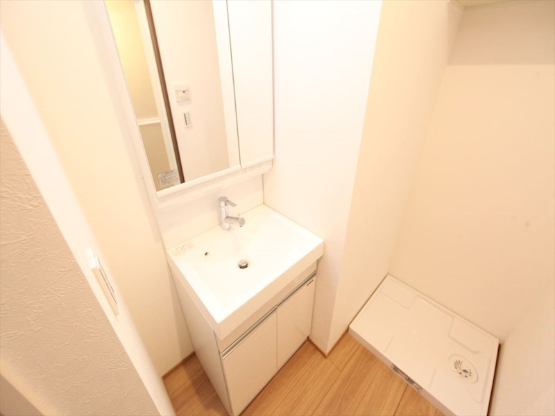 洗面設備　脱衣所　独立洗面台（シャンプードレッサー付）収納スペース有