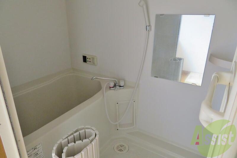 バス・シャワールーム　お風呂もゆったりとしてます。洗面台はお風呂の外にあります