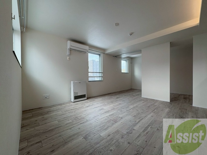 居室・リビング　木目のフローリングは落ち着きのある印象のお部屋になりますね。