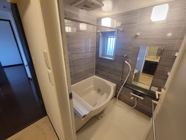 バス・シャワールーム　追い焚き機能付きのお風呂です♪