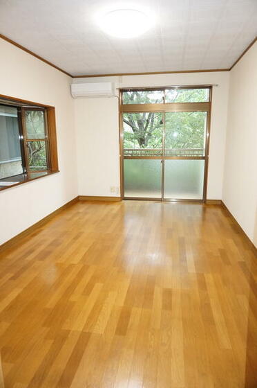 居室・リビング　広々９帖の洋室