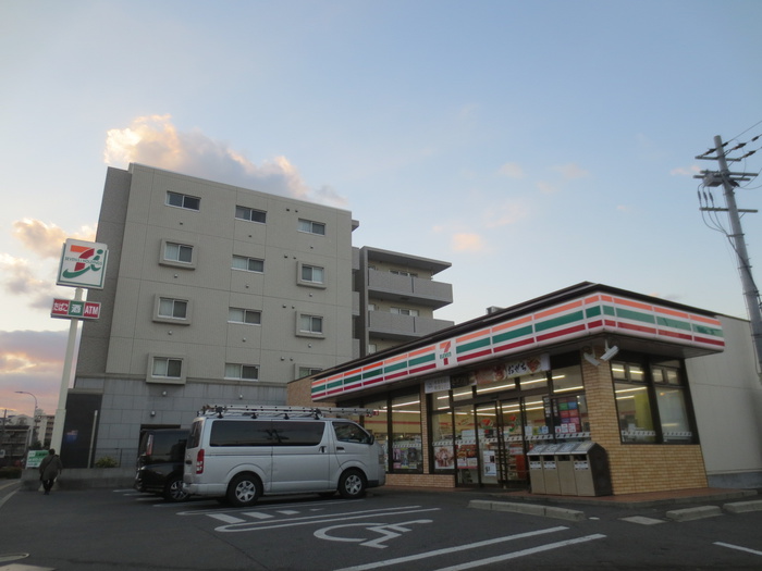 コンビニ　セブンイレブン（コンビニ）まで330m