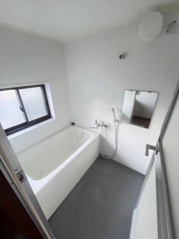 バス・シャワールーム　お風呂は窓があり、清潔感たっぷり♪