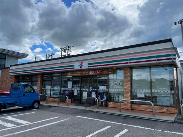 コンビニ　セブンイレブン（コンビニ）まで731m