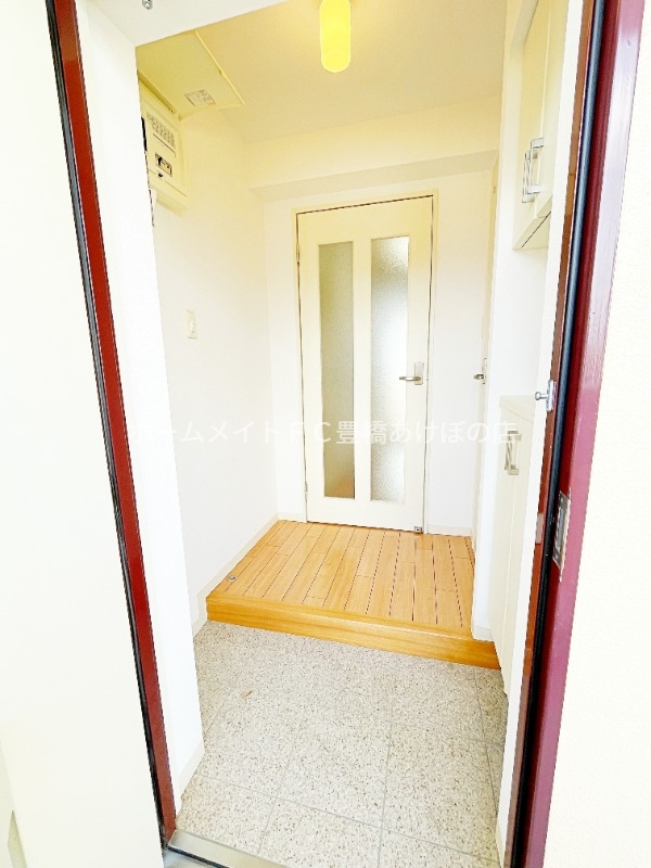 玄関　同型別部屋写真（反転）