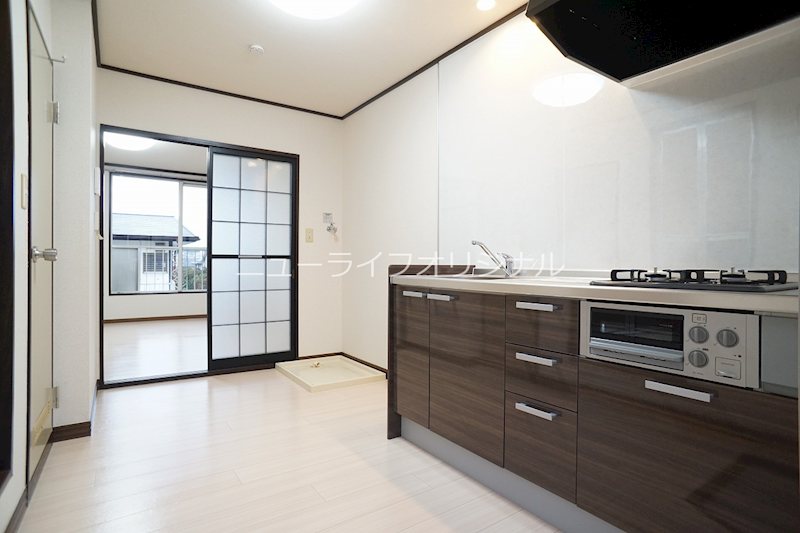 その他　キッチン横には防水パン付の洗濯機置場があります☆