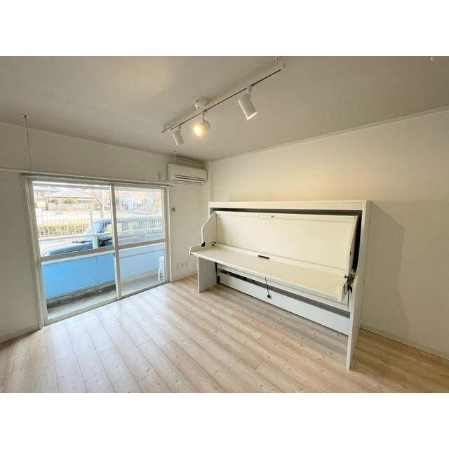 居室・リビング　デスク付ベットあります♪