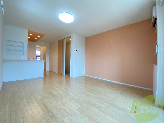 その他部屋・スペース　別角度から洋室を撮影しました。落ち着いた色の壁紙が素敵ですね